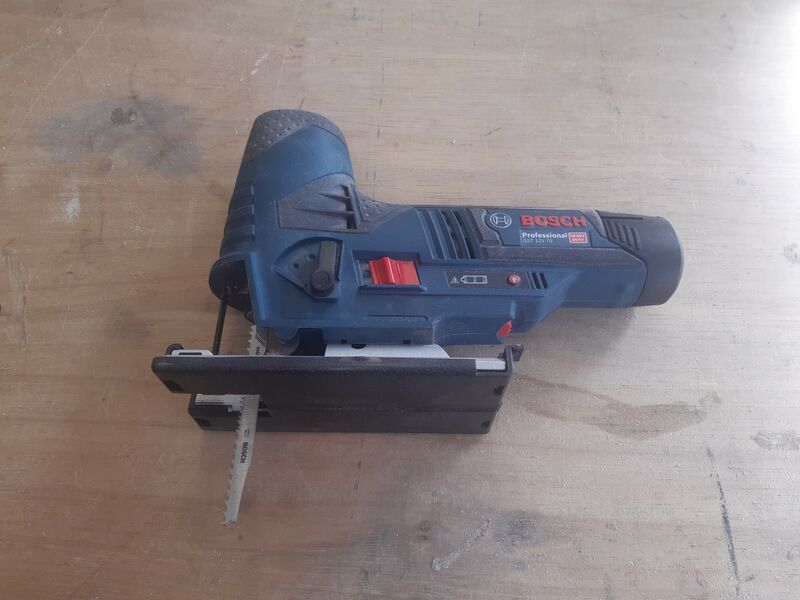 Bestand:Tool Decoupeerzaag 12V Picture.jpg