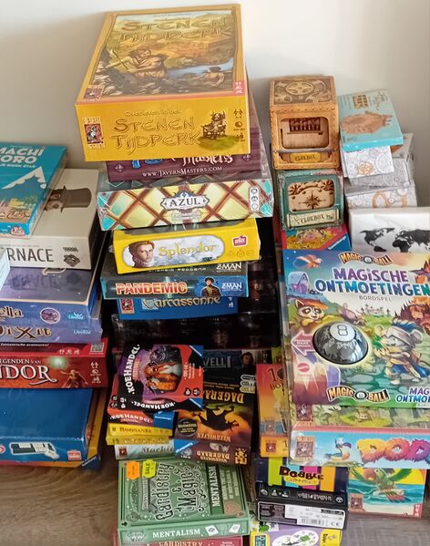 Bestand:Boardgame Plays .jpg